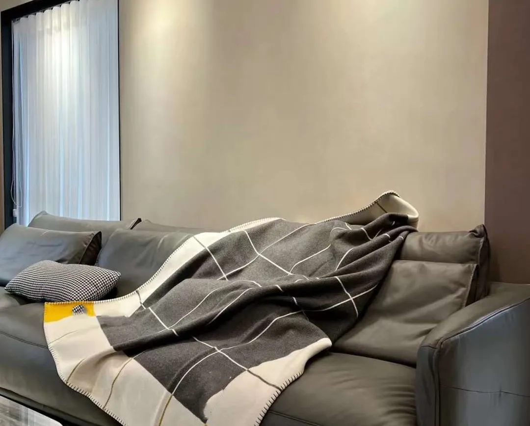 Üst bıldırcın sarı tasarımcı H battaniye ve yastık/dekoratif yastık 135170cm dekoratif oturma odası kanepe ins yastık ev lüks at 5050cm
