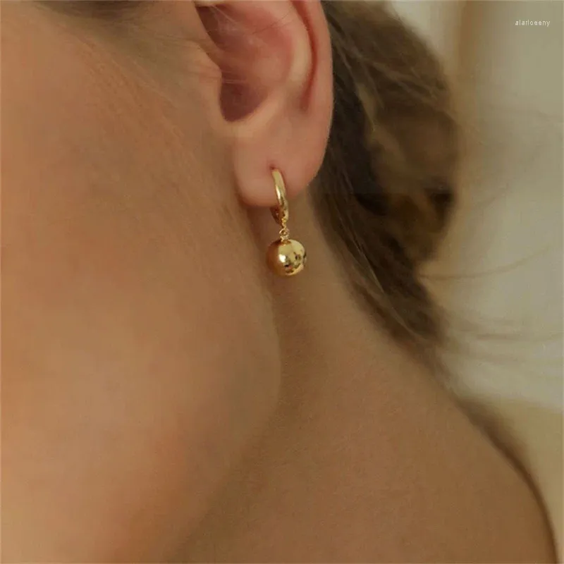 Boucles d'oreilles pendantes Vintage pour femmes, petite boucle d'oreille en forme de boule lisse, pendentif créatif de couleur or, charmante oreille féminine 2024