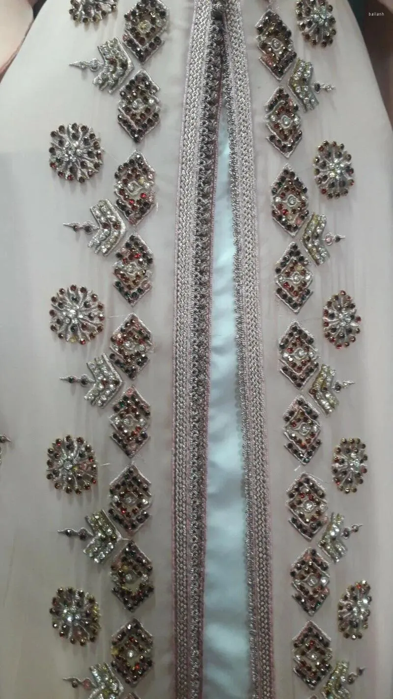 Vêtements ethniques Robe de mariée blanche de luxe Kaftan à manches longues avec ceinture brodée Dubaï Caftan Décoration de zircon perlée à la main