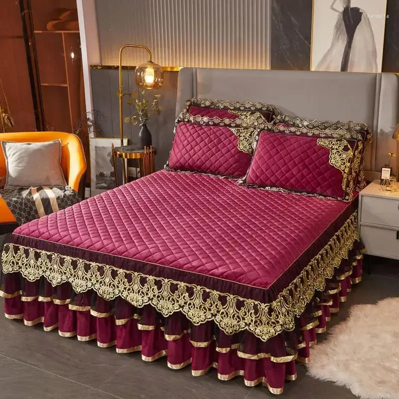 Sängkjol Främjande lyx varma sängöverdrag på den förtjockade Crystal Velvet spetsstorlek sängöverdrag kung broderi sängkläder