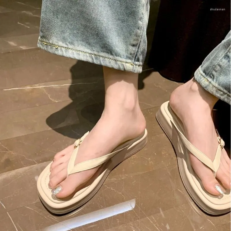 Terlik özü boş zaman rahat flip floplar kemer tokası yaz kare ayak toe kalın taban ayakkabıları moda düşük topuklu kaussures femme