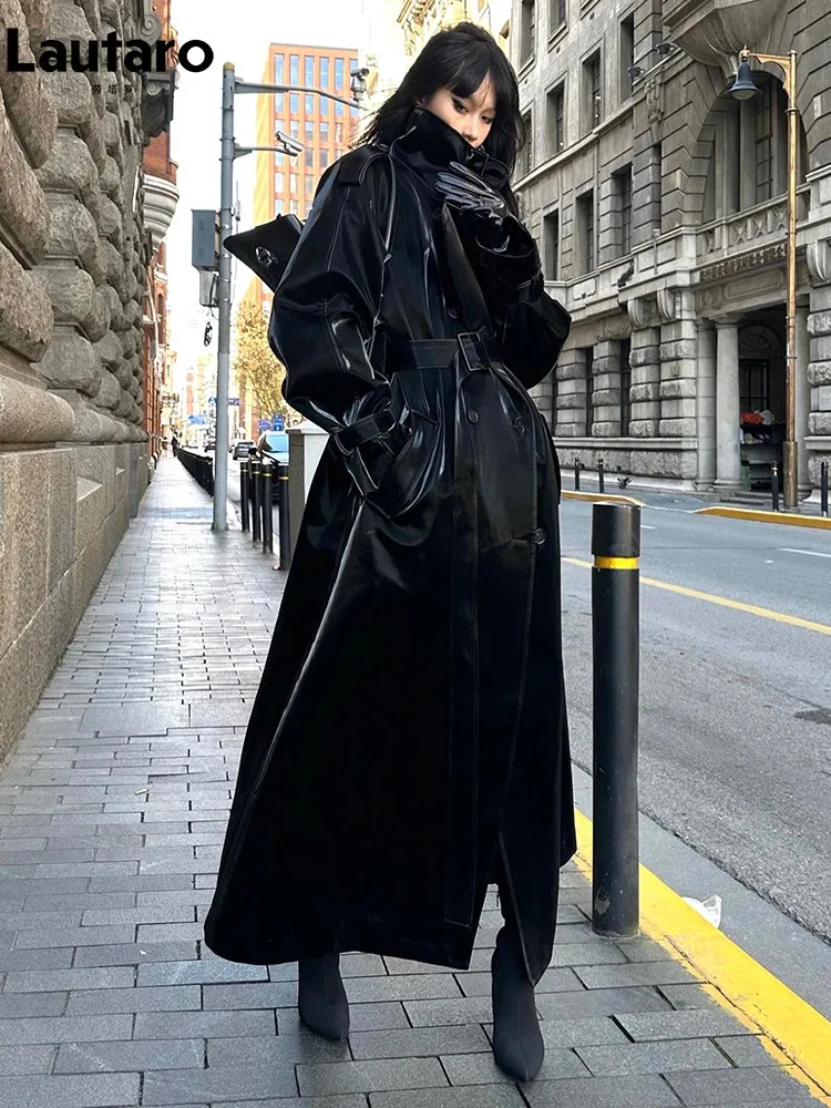 Lautaro, весенне-осенний удлиненный Тренч большого размера, крутой светоотражающий блестящий черный плащ из лакированной кожи для женщин, ремень, подиумная мода 240129
