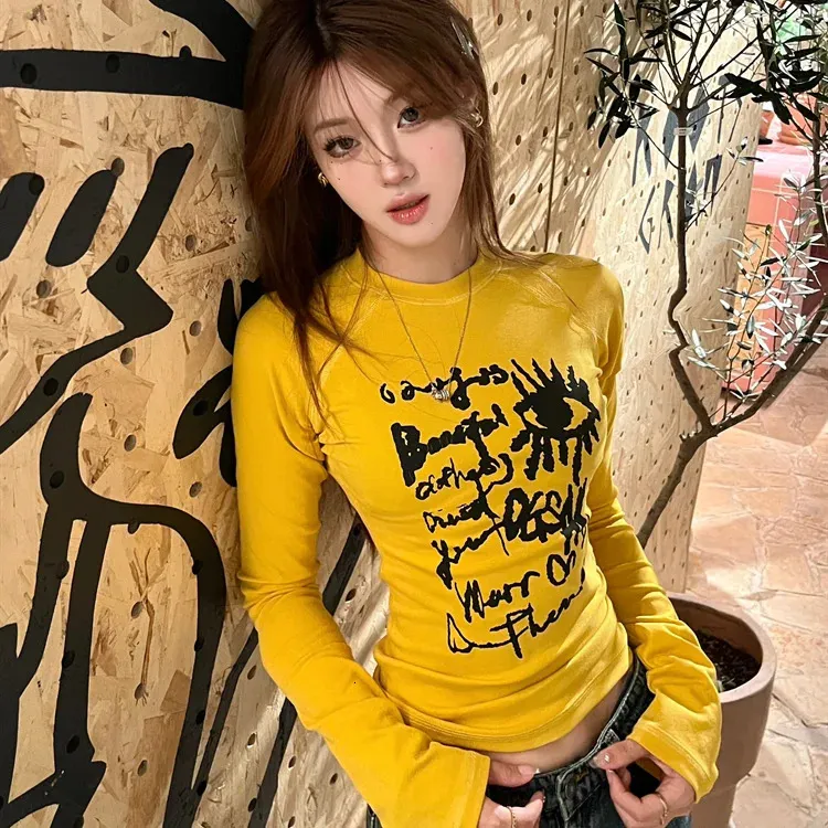 Strakke Geel Lange Mouw T-shirt Voor Vrouwen Herfst Graffiti Print Vintage Straat Kleding Slanke Hemd Veelzijdige Top Y2K 240118