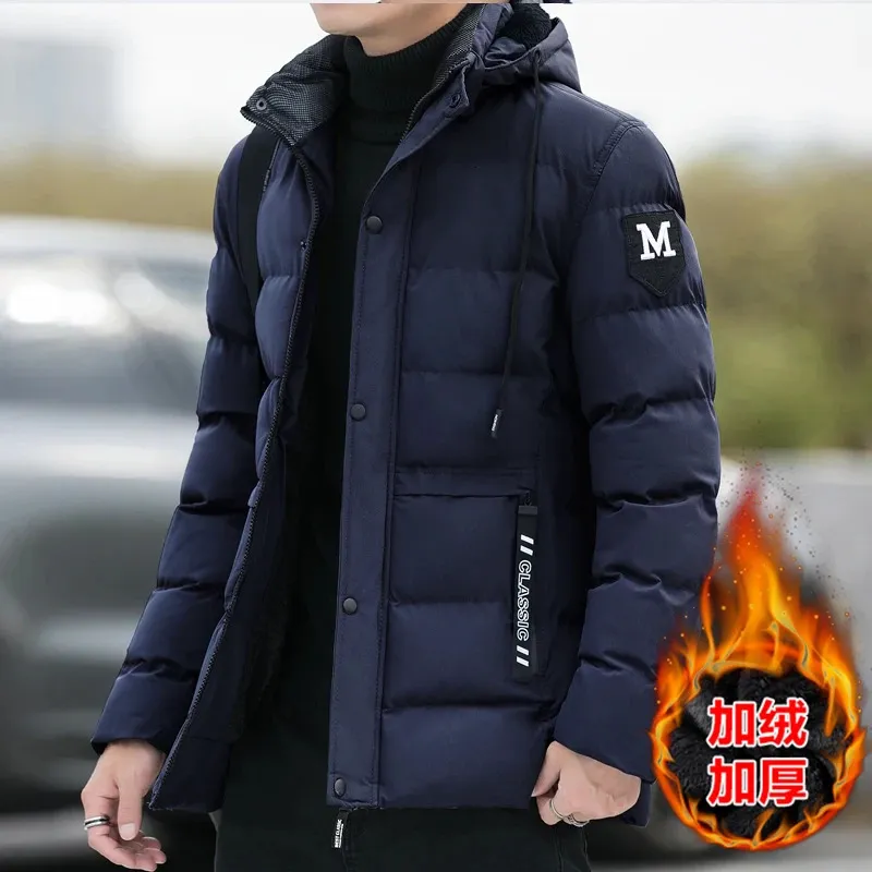 Zimowy krótki płaszcz Parka Men Coat Men Korean Style Trendy przystojny wiatroof zimowy płaszcz z kapturem plus rozmiar S-5XL240127