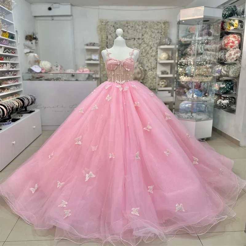 2024 Tatlı Pembe Spagetti Kayışı Quinceanera Elbiseler 3D Kelebek Tull Tatlı 16 Doğum Günü Partisi Önlükleri Lüks Kız Vestidos De 15 Anos