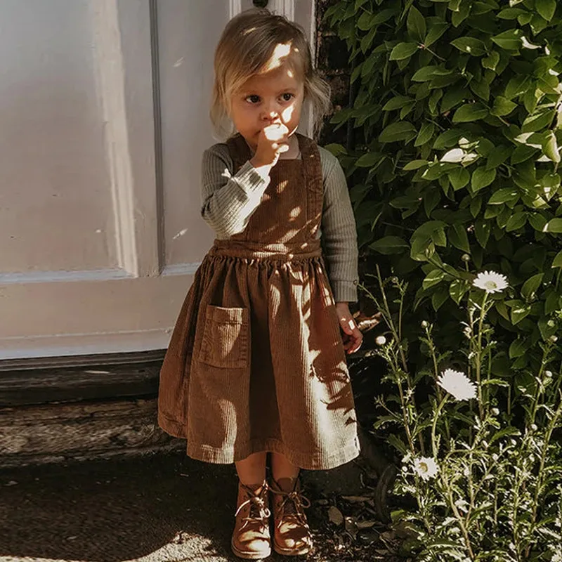 Flickas retro corduroy strappy klänning med fickor 2023 Autumn and Winter French Rustic Style Baby Girl Swing Princess Dresses 240126