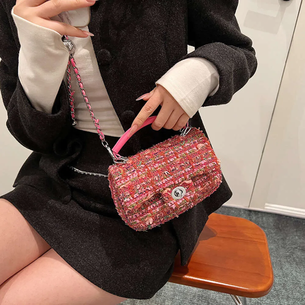 Laine à la mode pour les femmes dans le nouvel hiver tissé petit sac carré conception de niche chaîne épaule unique bandoulière ventes directes d'usine