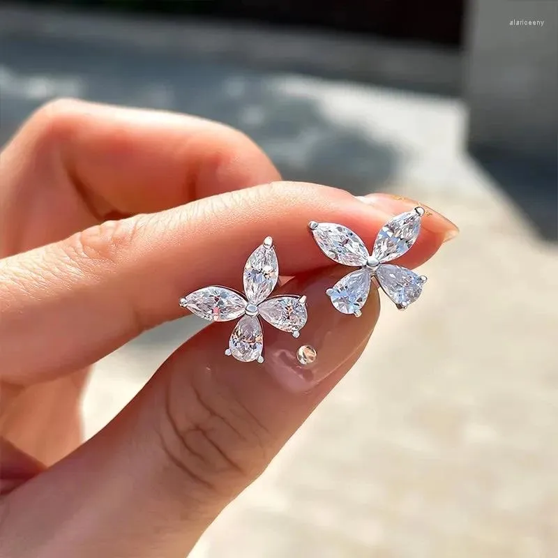 Orecchini a bottone Huitan cristallo a forma di farfalla per le donne Colore argento Delicati accessori per le orecchie femminili Gioielli da sposa per feste
