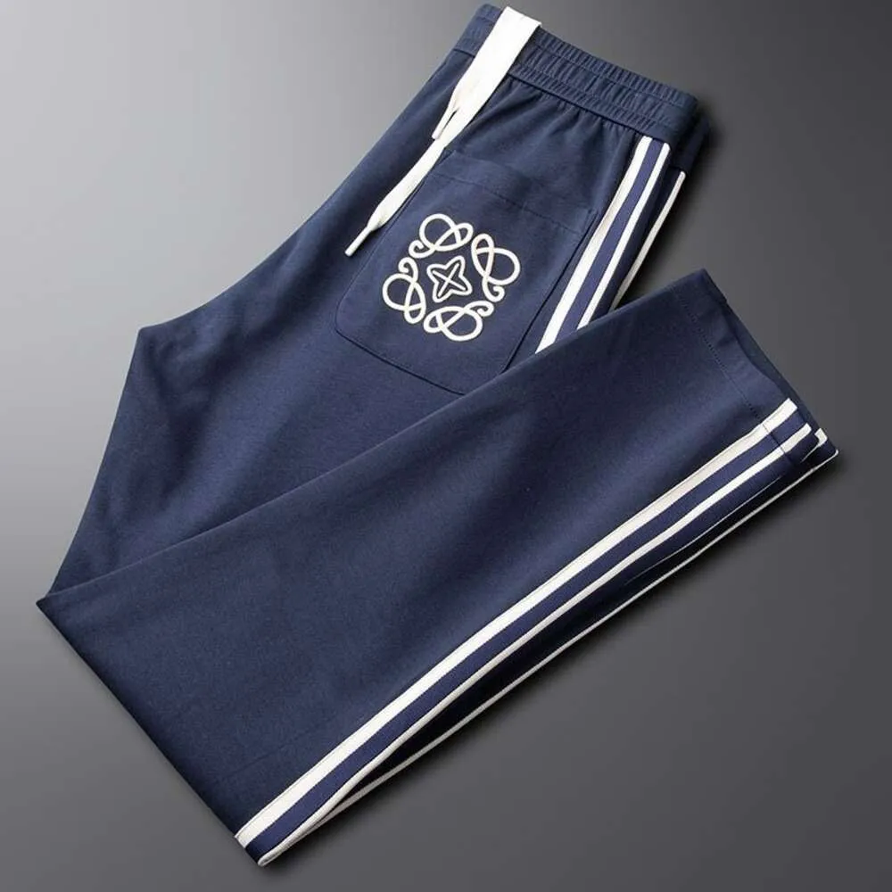 Calça esportiva azul bordada de alta qualidade para homens na primavera e no verão.Ajuste reto de alta qualidade com pés pequenos e cores contrastantes para calças de moda casual