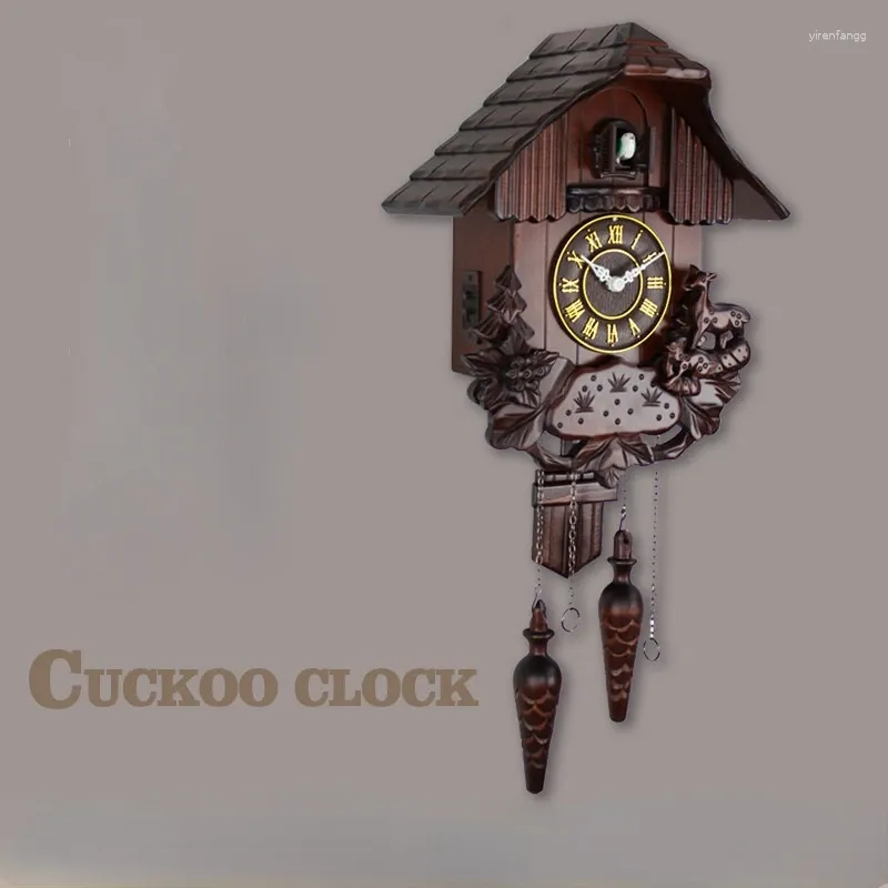 Relógios de parede Artesanato Criativo Relógio de Cuco de Madeira Europeu Retro Controle de Luz Hourly Timekeeping El