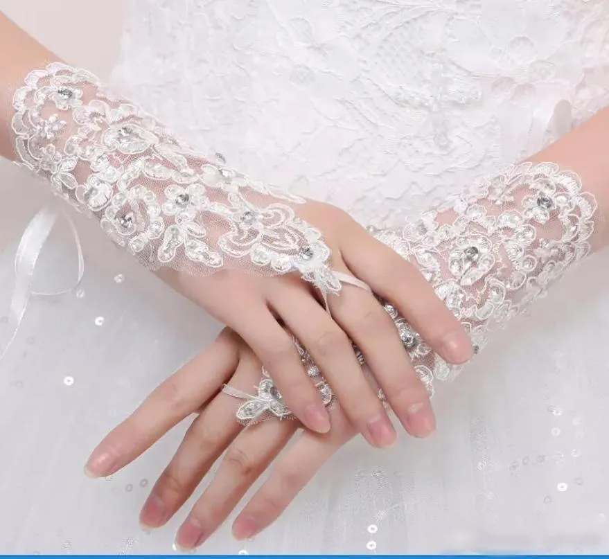 2018 Short Lace Appliques Ring Finger Bridal Gloves Wedding Gloves Beaded Crystals Three Color Wedding Accessories Wrist Length Fo5175834