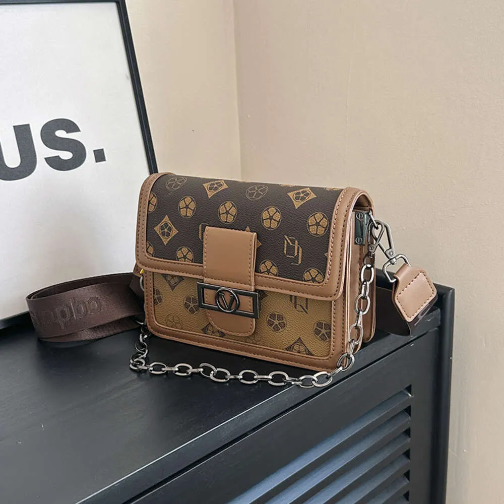 Nicho sofisticado para mulheres no outono inverno Nova corrente moderna e moderna de um ombro estilo ocidental Postman Crossbody Bag vendas diretas da fábrica