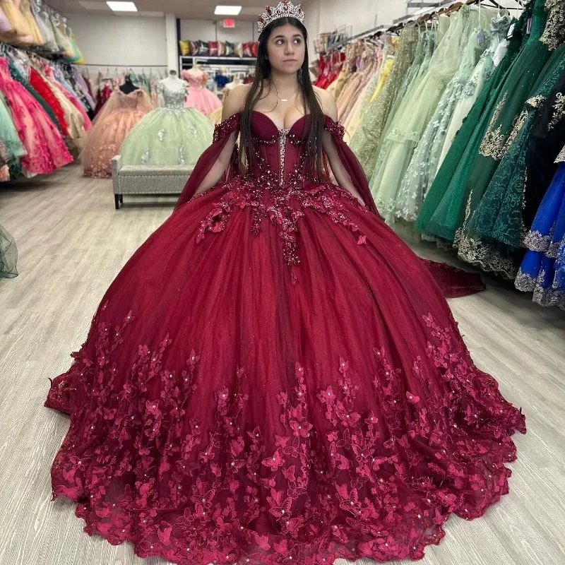 2024 Ball Roo Quinceanera Elbiseler Gelin Gowns Tweetheart kapalı omuz Burgundy Dantel Aplikler Kristal Boncuklar El Yapımı Çiçekler Cape Tatlı 16 Elbise Akşam Elbise