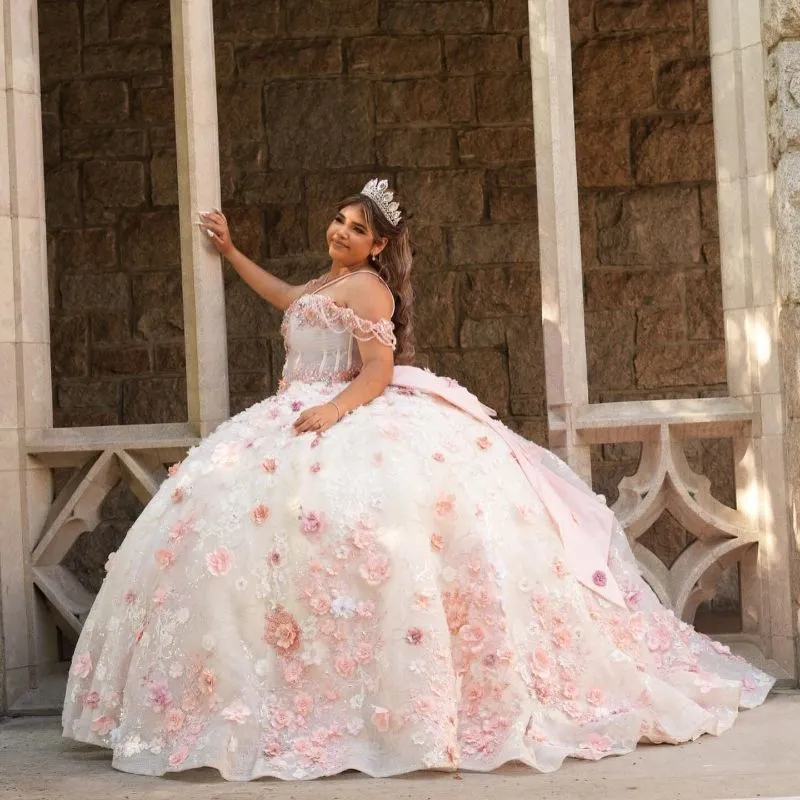 2024 Luxuriöse rosa Quinceanera-Kleider, Ballkleid, schulterfrei, Spitzenapplikationen, Kristallperlen, handgemachte Blumen, bauschiger Tüll, Korsett-Rücken, Partykleid, Abschlussball-Abendkleider