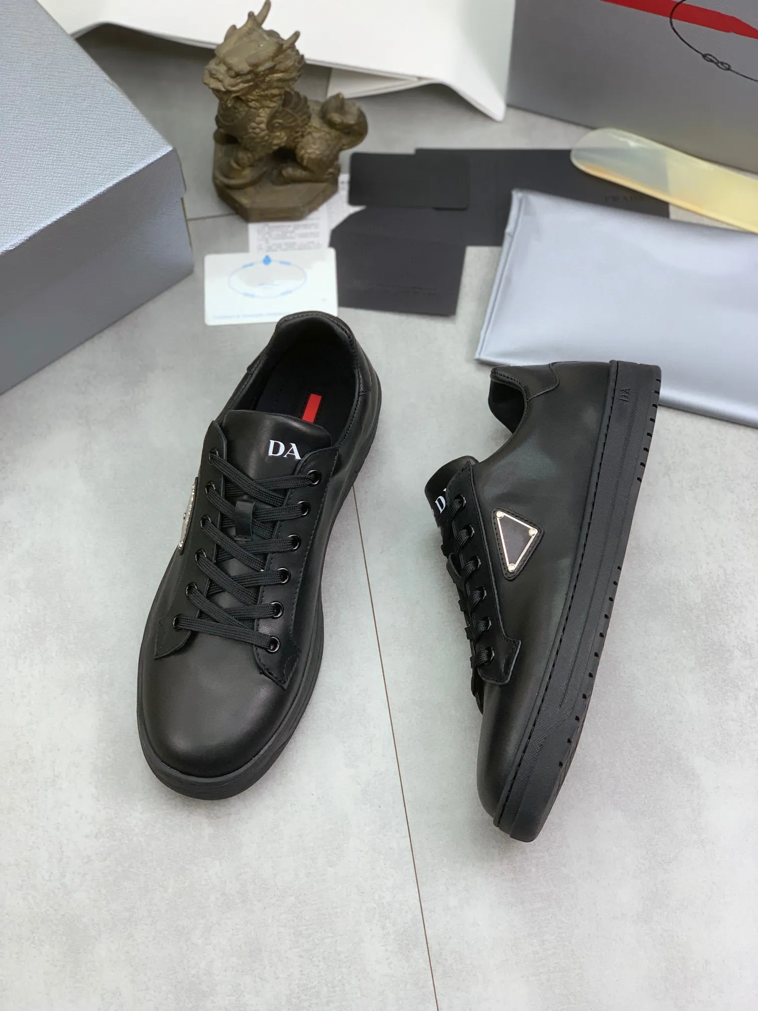 Moda Tasarımcı Erkek Ayakkabı Üçgen Logo Baskılı Sıradan Tasarımcı Eğitmenleri Black Sports Luxury Trainers Sneaker Ayakkabıları Adamlarla Kutu