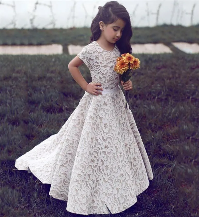 Country Lace First Communion Dress Puffy Lace Jewel Neck golvlängd Cap ärmar En linje Prinsessa Flower Girl Dresses Birthday Pag5327432