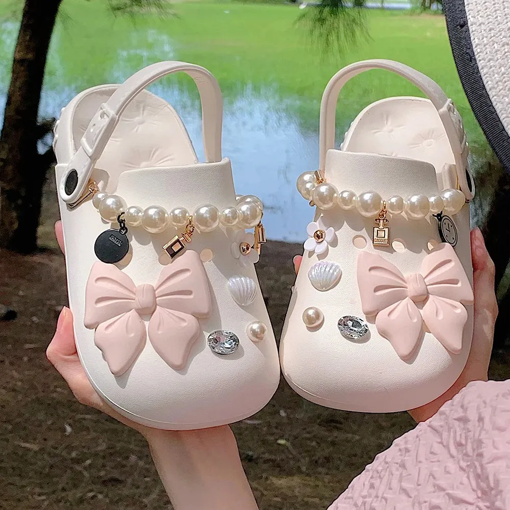 Hoge kwaliteit damesslippers Zomer Zoete Leuke Slippers met Charmes Outdoor EVA Zachte Strandsandalen Boog Parelketting Klompen Gat Schoenen 240126