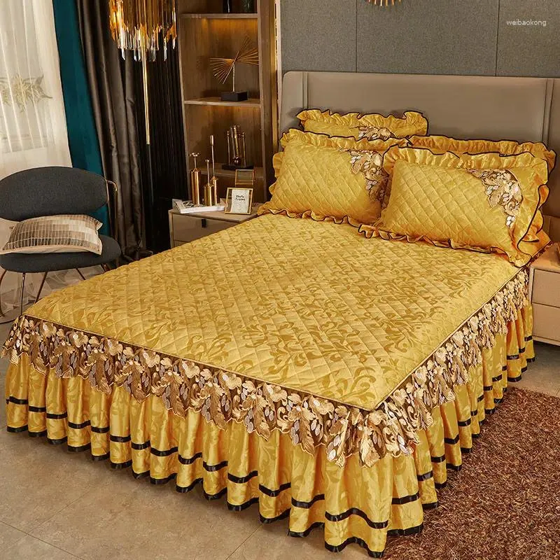 Bedkjol Luxury Golden Winter Velvet Bedstrålning Tjock Home Kjol-Style Sheets Brodery Cotton European Style Spreads