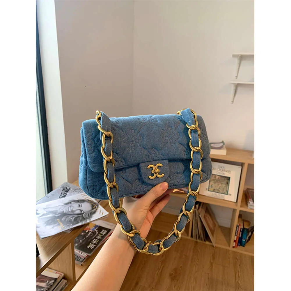 Denim Diamond Grid Chain Pequeña fragancia Mujer Nueva moda y versátil Hebilla de bloqueo Axila Un bolso de hombro Ventas directas de fábrica de moda