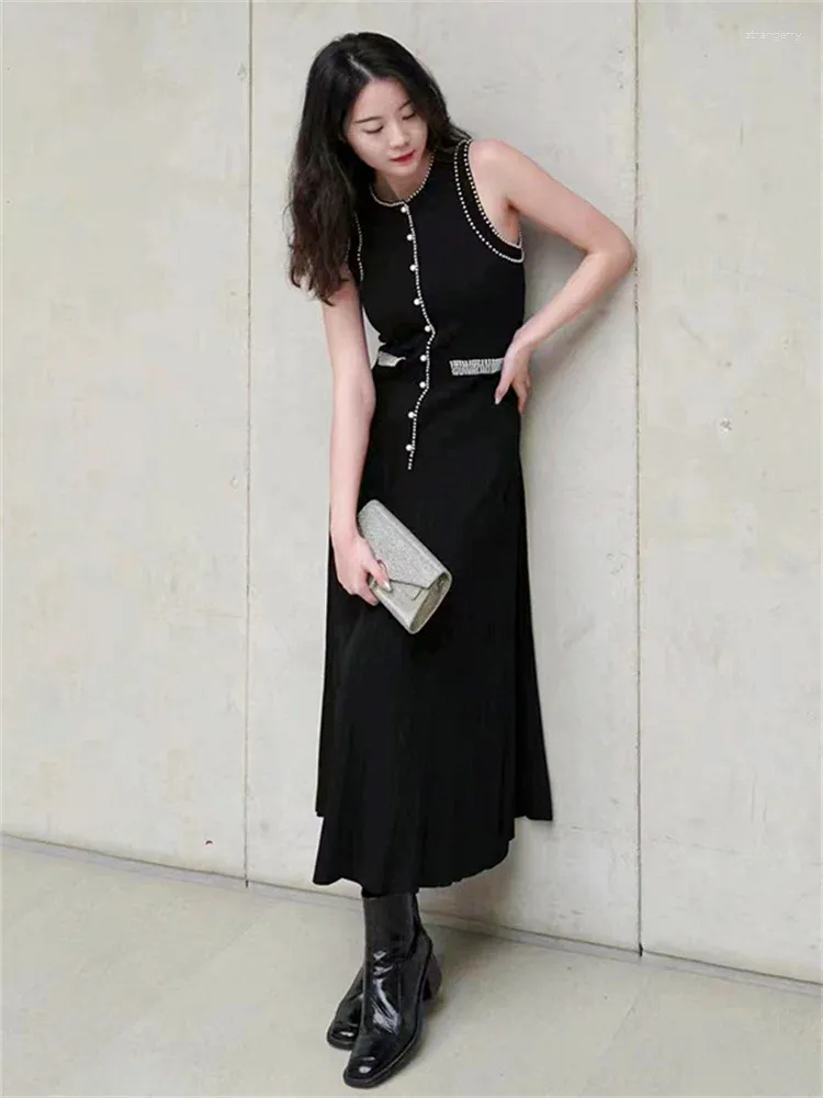 Sukienki swobodne 2024 Spring Summer Women Pearl Expellished Knit Sukienka Kobieta Slim Fit Fit Około szyi Black Midi Save