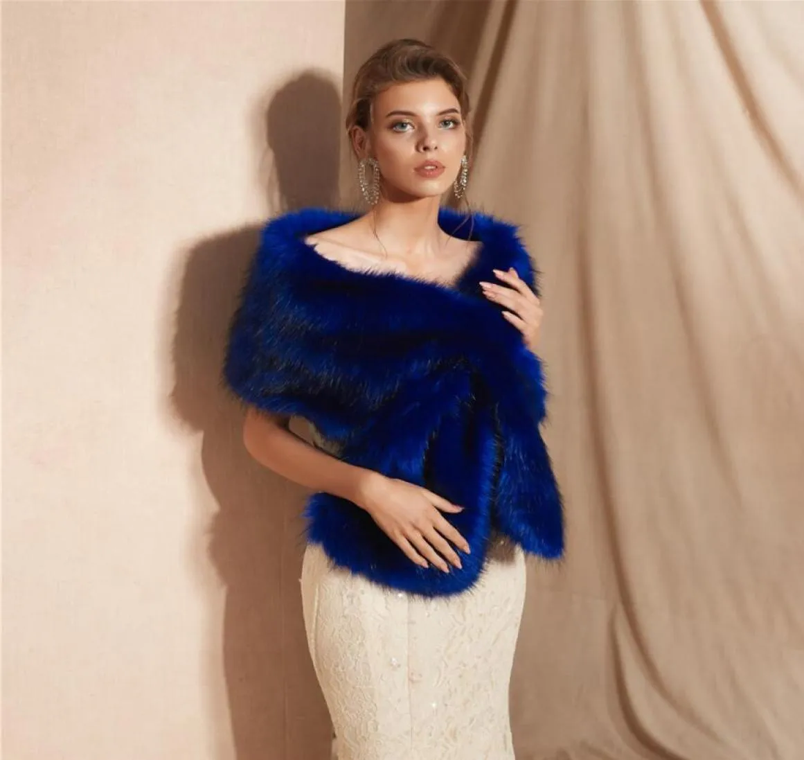 Plusowe królewskie niebieskie kobiety futrzane ramiona szale ślubne Cape Faux Fur Wedding Wedding Party Even Evening Suknia Boleros w magazynie P6659528