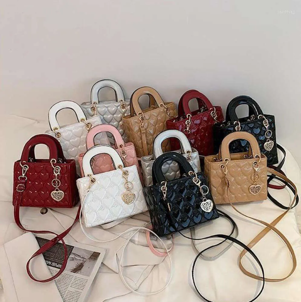 A113 Emed Heart Evening Bags Designer Leisure Handbags Chic Patent Leather Small Shoulder Messenger Purse