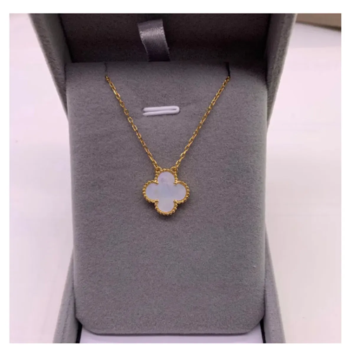 2024 Classic Four Leaf Clover Necklaces Pendants Mother-of-Pearl Stainless Steel Plated 18K for Girl Valentines Mothers Day Engagement Jewelry-Gift wholesale Q5