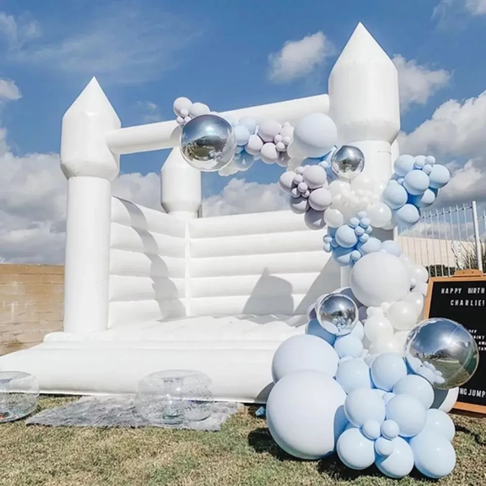 Partihandel 2.5x2.5m (8.2x8.2ft) Full PVC bröllop bouncy slott uppblåsbart hoppande säng studshus jumper vit bouncer hus för roliga barnleksaker inuti utomhus med fläkt
