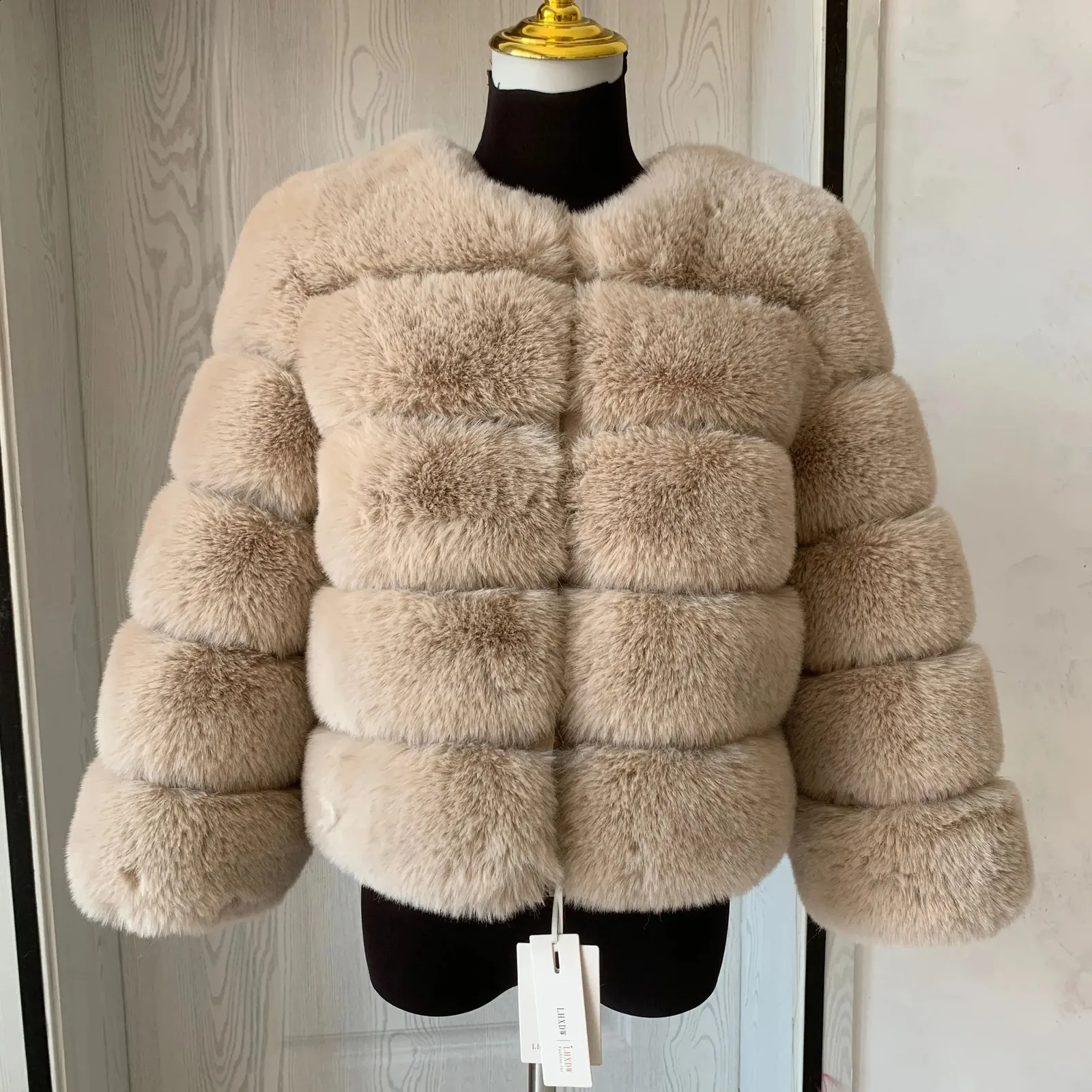 Womens Fashion Faux Fur Coat Super Autumn With Winter Women Short Faux Fox Fur Fur Fur Fluffy Jacket عالية الجودة 7XL Ladies Furry Coats 240129