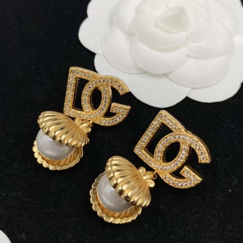 Du Family DG Shell Pearl Jewelry Pendiente pequeño y de gama alta Regalo