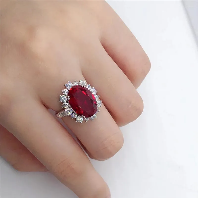 Pierścionki klastra super białe złoto 18k pierścień owalny kształt 8ct rubinowe zaręczyny dla kobiet świetne genialne prezent dziewczyna urodzinowa czerwona biżuteria