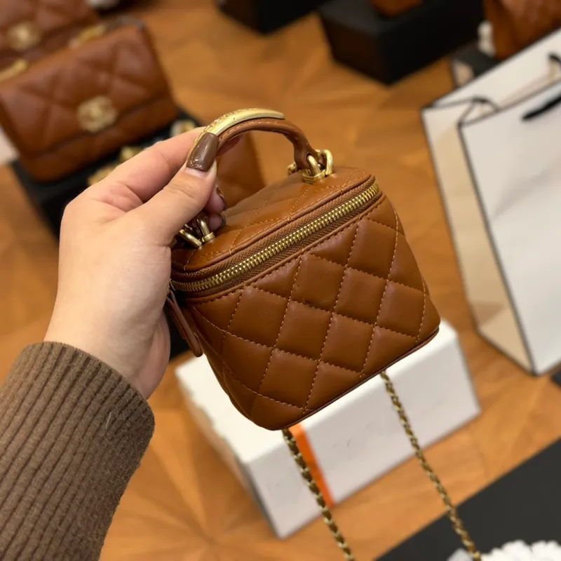 Yeni kahve tasarımcı kolu makyaj kutusu el çantası fransız markası 24 moda kadın vanity case meslekçi çantası klasik çift mektup mini orijinal deri omuz
