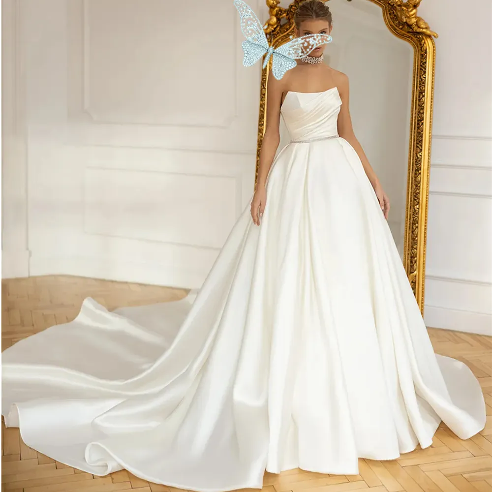 Elegantes Satin Hochzeitskleid Tr gerloses A Linie Wei es Und Rotes 
