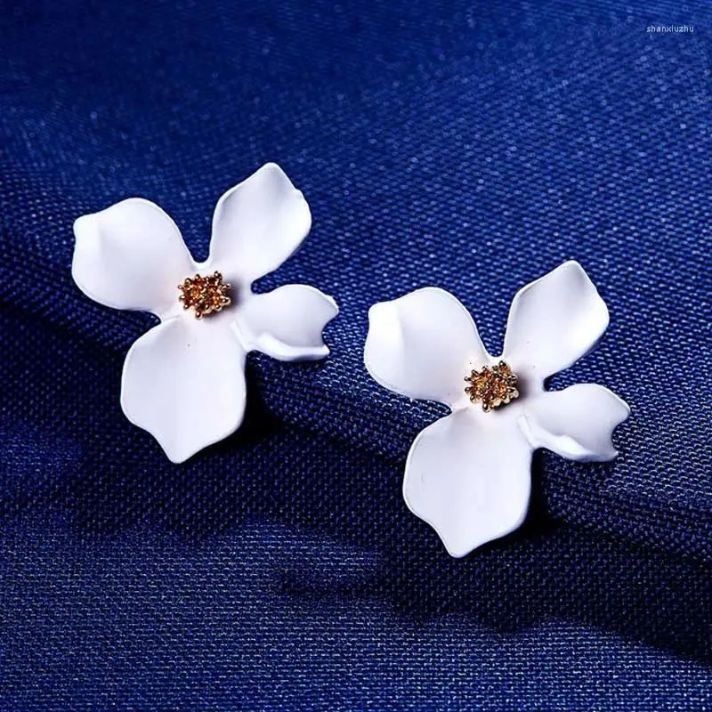 أقراط مسمار الزهرة البيضاء الكورية للنساء 2024 حلوة رذاذ الطلاء الزهور حلق حزب الزفاف هدايا المجوهرات المجوهرات