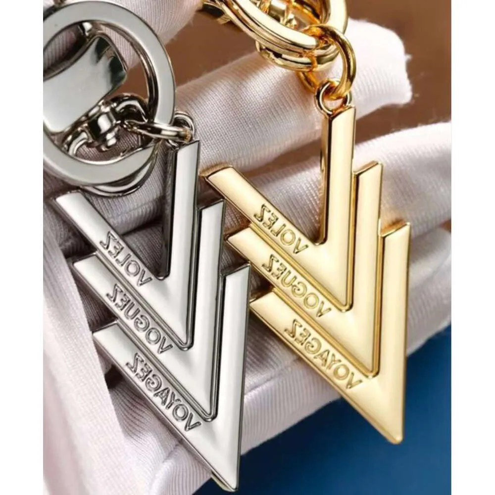 Fashion Designer Keychains Metal Letter Keychain VOYAGEZ Car Key Chain Key Ring for Luck Men Women with Original Gift Box louiselies vittonlies