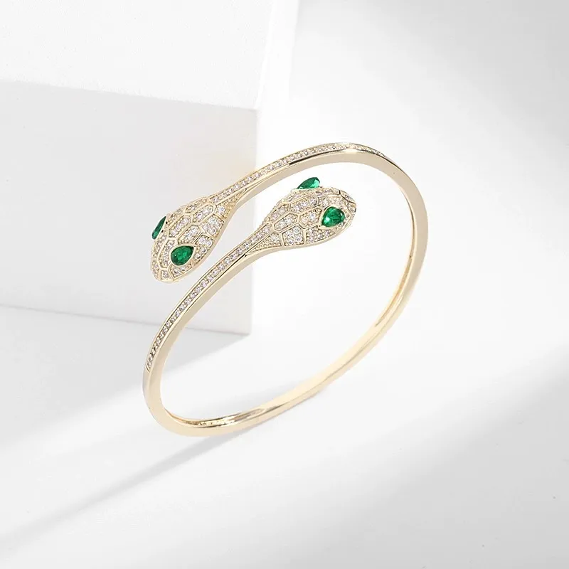 2024Bulgarilies Armband Designer Kvinnor Toppkvalitet Full Diamond Snake Ring Women's Green Eyed Snake Head Double Head Snake Armband med justerbar öppningQ1