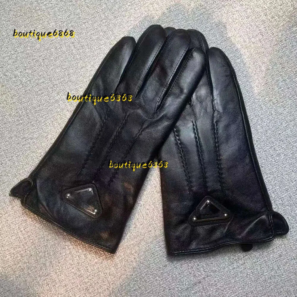 Fem fingrar handskar män fårskinn handskar designer cape svart p handskar vinter varma plysch gants klassiker guanto triangel mode märke handchuh