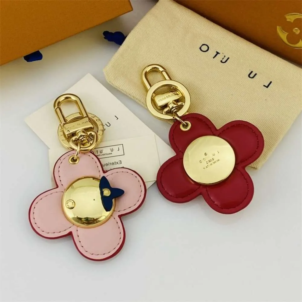 Monogram Classic Clover Pattern Metal Keychain Boutique Leather Bag Car Pendant Keyring Women Mens Gift Lanyards Buckle SMEEXKE LOUISELIES Vittonlies