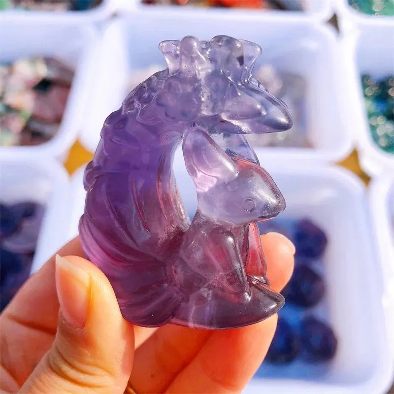 Dekorativa figurer Natural Purple Fluorite Moon Carving Stone Cute Hand Carved Animal Figurine Energy Crafts Home Decoration Gift