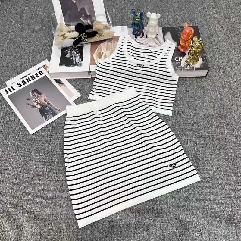 Women's Two Piece Pants Designer Brand 23 New p Family Contrast Stripe Inverted Triangle U-neck Wrapped Chest Tank Top+fashionable Hip Short Set Skirt RQ72