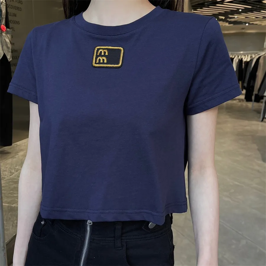 Designer-Damen-T-Shirt, kurzes Rundhals-Oberteil mit Buchstaben-Stickmuster-Verzierungen für Frühling und Sommer, minimalistisches Modelabel, Größe SML