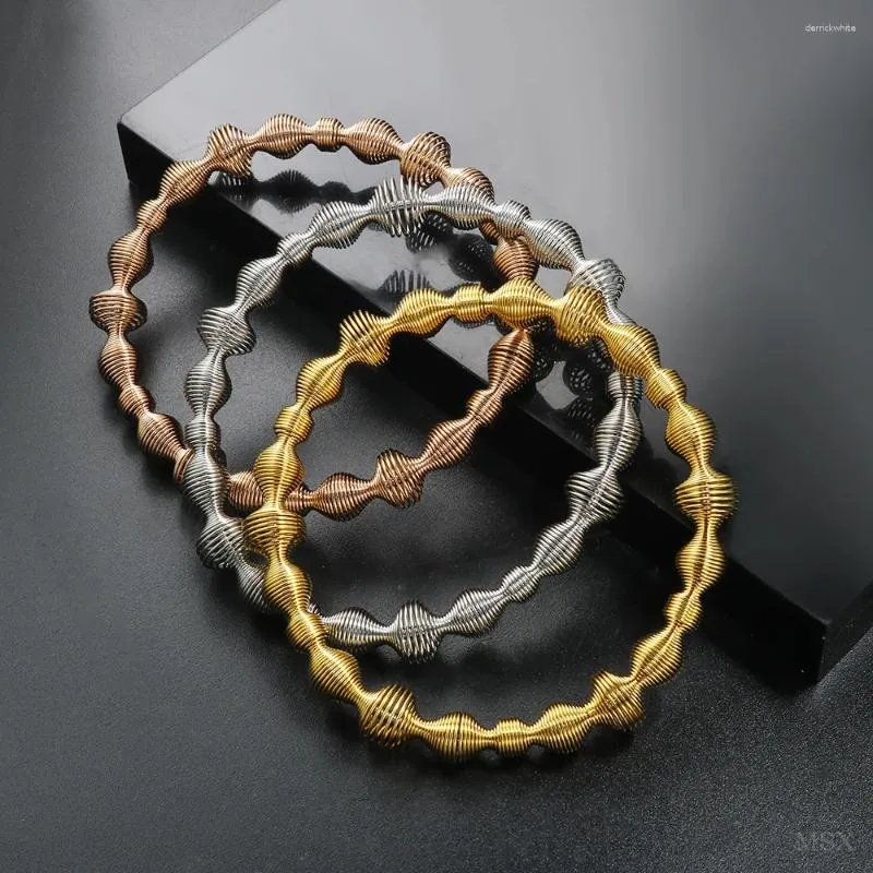 Bangle Prachtige gouden kleur Onregelmatige elastische metalen mode voor dames heren sieraden Waterdichte roestvrijstalen armband