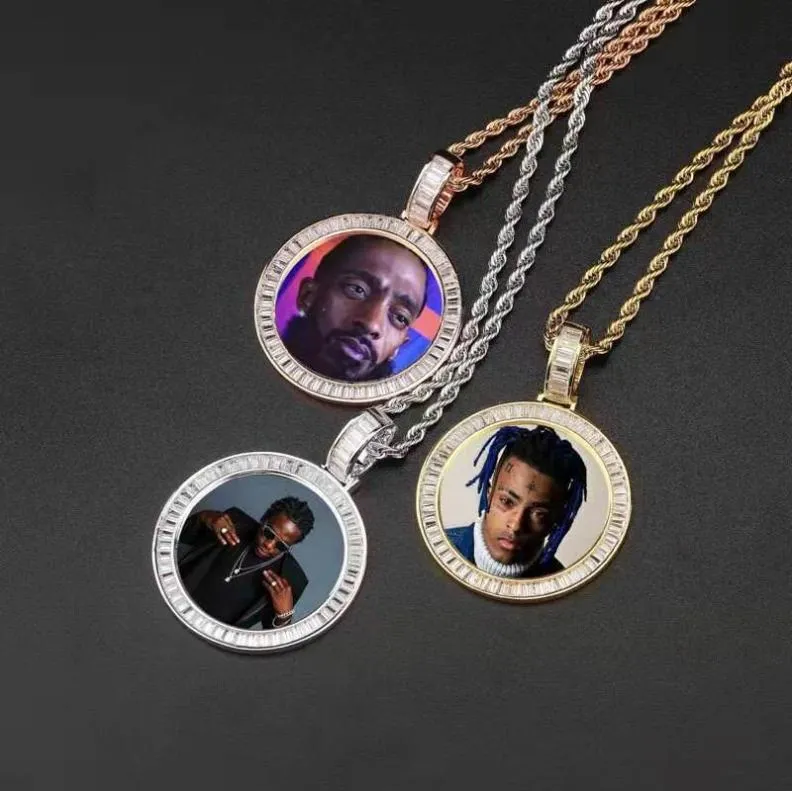 Niestandardowe okrągłe naszyjniki dla mężczyzn dla mężczyzn Kobiety Hip Hop Luksusowy projektant Bling Diamond Picture Pendants Friend Family Jewelry LO5626718