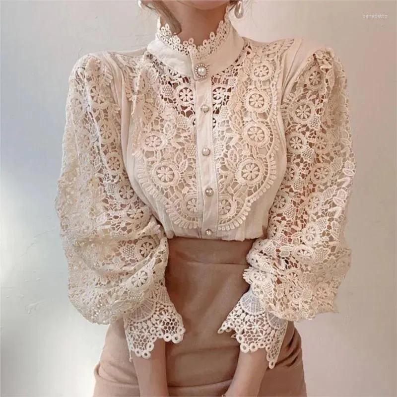 Blouses Femmes LKSK Blouse en dentelle blanche Femmes Printemps Été Sexy Manches longues Perle Bouton Fleur Creux Blusas Voir à travers la chemise en maille