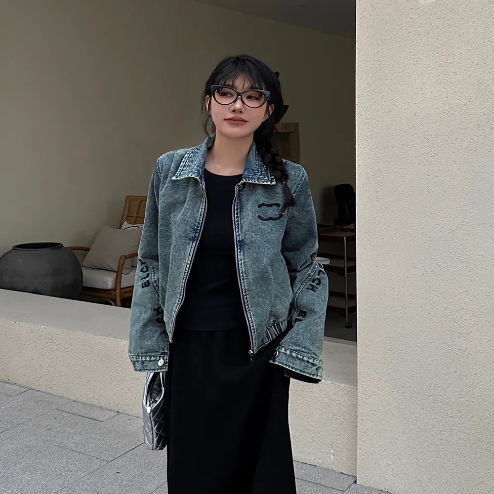 Мягкая и удобная модная женская короткая повседневная джинсовая куртка из хлопчатобумажной ткани с дизайнерской вышивкой