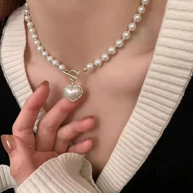 Collane con ciondolo 2024 Elegante collana di perle di perle bianche imitazione Conchiglia di cristallo a forma di cuore per le donne Gioielli per feste di nozze dolci