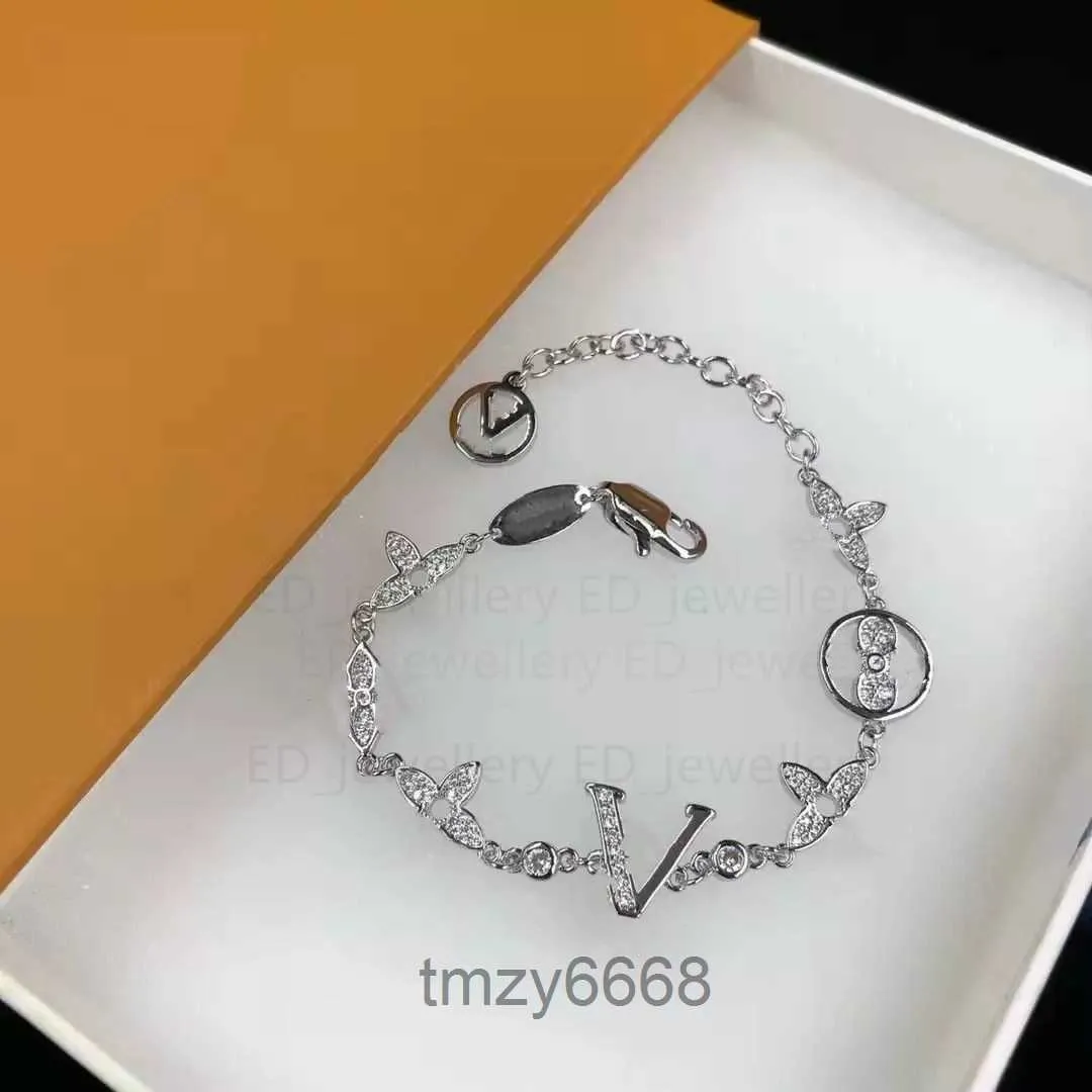 Luxur Designer Elegant Gold and Silver Armband Fashion Womens Letter Pendant Clover Wedding Special Design Syckel Kvalitet 8M3O