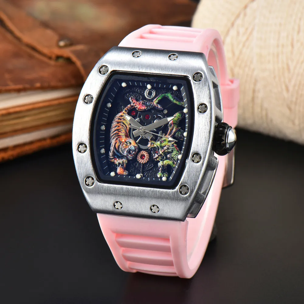 Erkek Lüks Spor Saatleri Tasarımcı Marka Saat iskeleti Dial 43mm kuvars kol saatleri erkekler moda silikon kayış çok renkli askeri analog saat montre de lüks