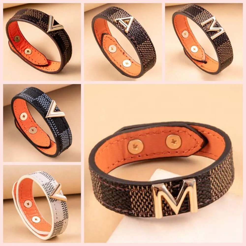 Bracelet en cuir pour hommes classiques bracelets de créateurs femmes réglable large fleur bracelet à carreaux concepteur bijoux matériel plaqué or charme bracelet mode