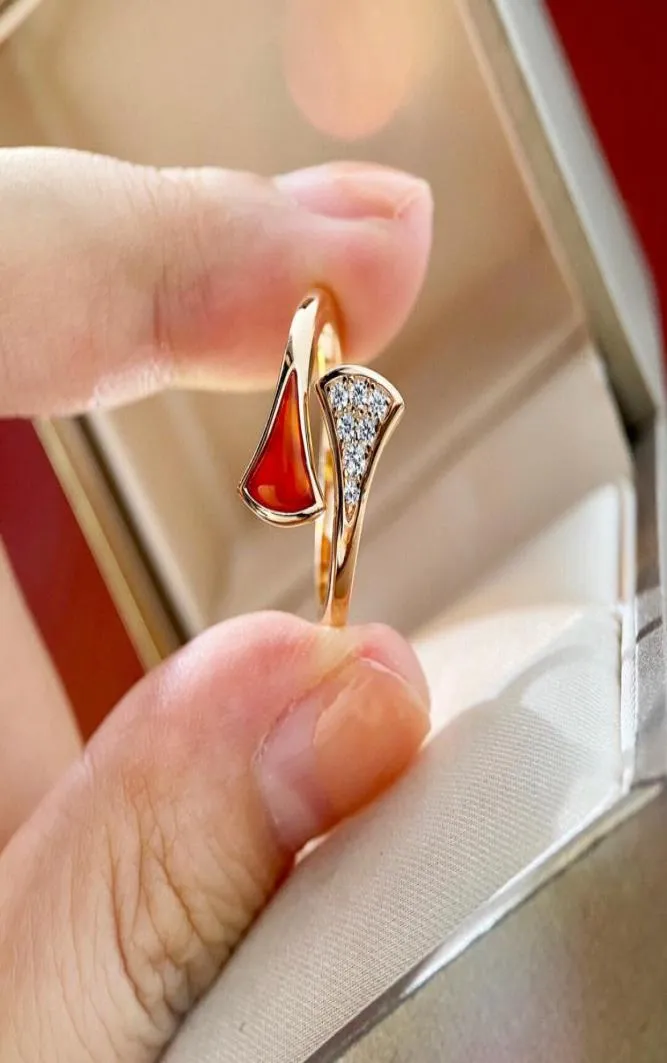 S925 Silveröppnad ring med vitt skal och röda agat diamanter för kvinnor bröllop smycken har stämpel presentförpackning PS89101208701